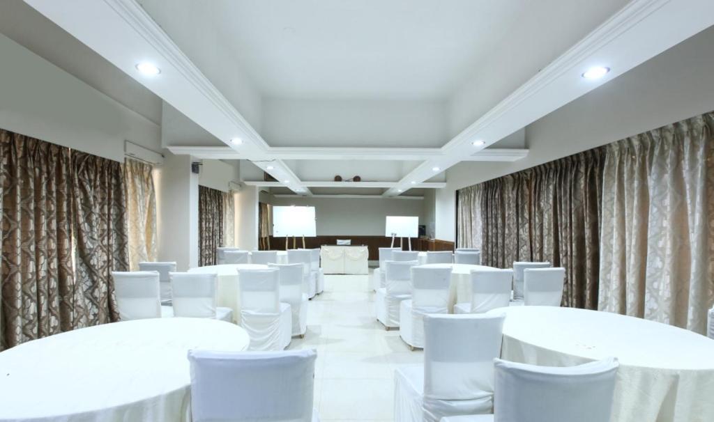 Lake View Resort Lonavala Dış mekan fotoğraf